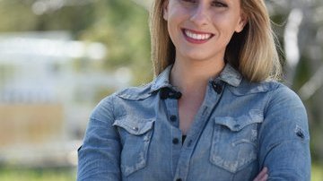 Katie Hill, de 30 años de edad, ganó el Distrito 25 con 83.662 votos (51.3%). / @katiehill4ca.