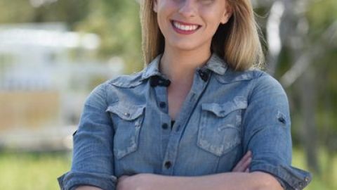 Katie Hill, de 30 años de edad, ganó el Distrito 25 con 83.662 votos (51.3%). / @katiehill4ca.