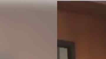 La grabación muestra muestra a un estudiante golpeando a una maestra de la preparatoria Frederick Douglass en Baltimore.