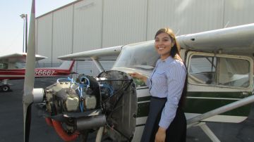Mónica Hernández, estudiante de mecánica de aviación. (Araceli Martínez/La Opinión).