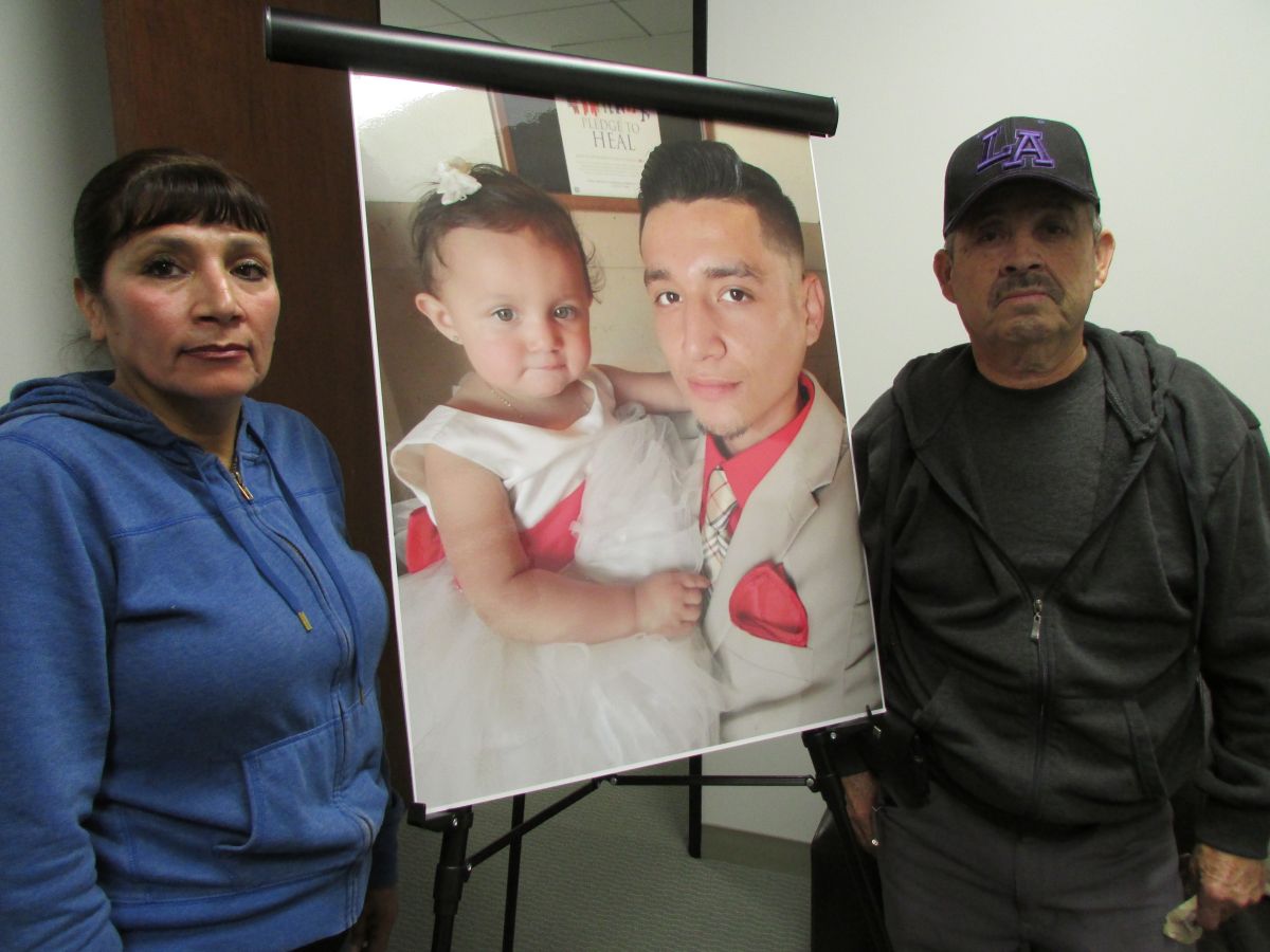 María y Canuto Medina exigen justicia por la muerte de su hijo Michael de 23 años. (Araceli Martínez/La Opinión).