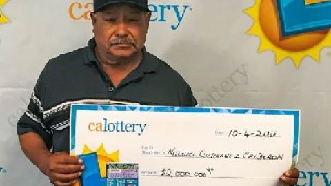 Miguel Calderón, con su premio de la Lotería de California.