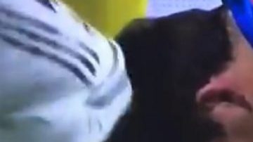 El jugador checo Milan Havel luego de experimentar un codazo de Sergio Ramos.