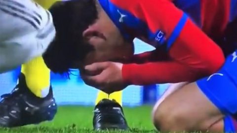 El jugador checo Milan Havel luego de experimentar un codazo de Sergio Ramos.