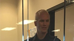 Un policía ayuda a una mujer en un caso de violencia doméstica.