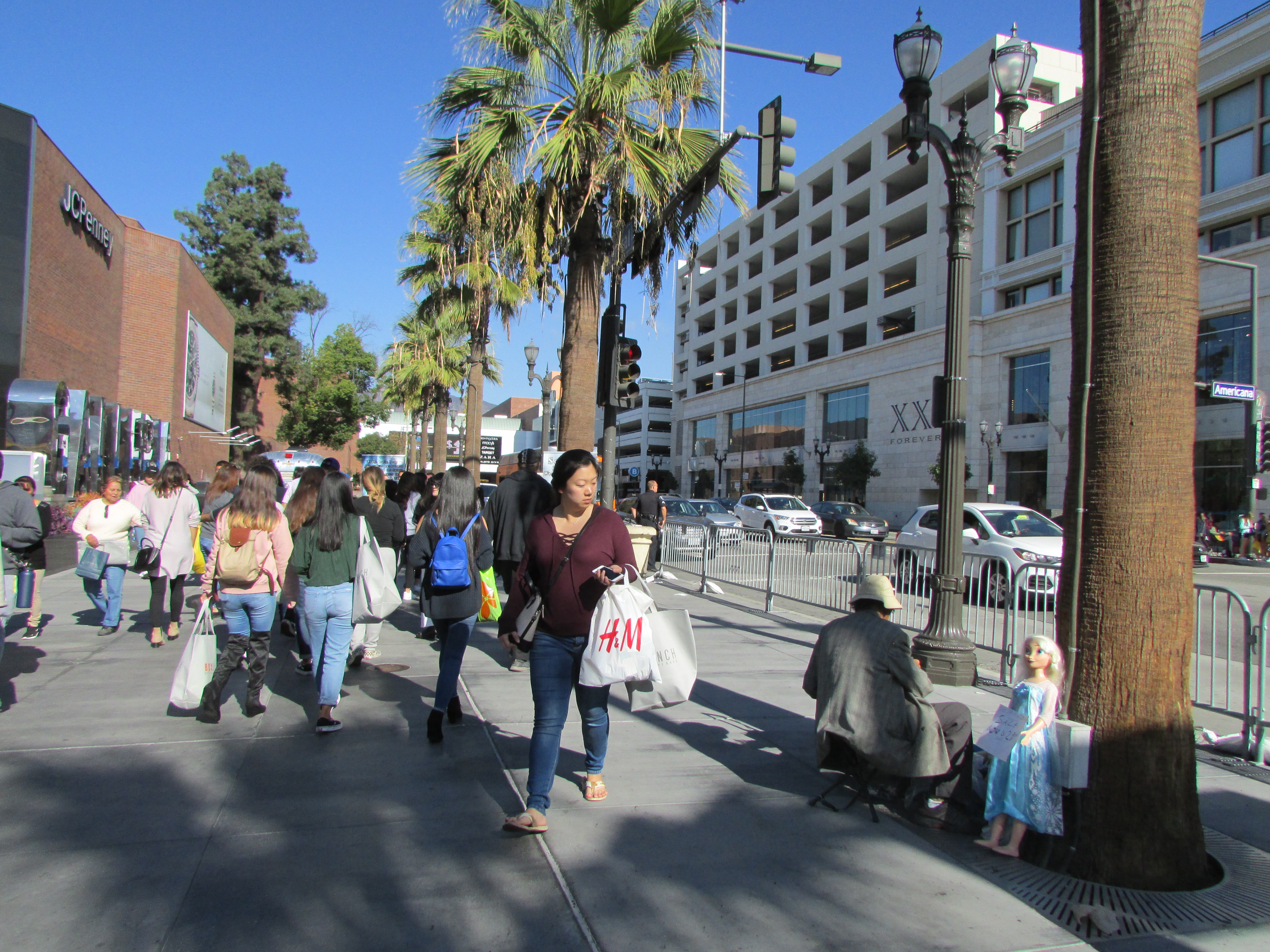 Se estimaba un aumento de 5% en el número de compradores durante el Viernes Negro. (Araceli Martínez/La Opinión).