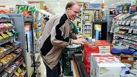 Scott Macaulay prepara cena para desconocidos para que nadie esté solo el Día de Acción de Gracias.