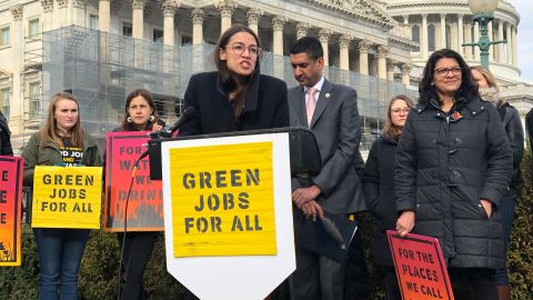 La entrante legisladora demócrata por Nueva York, Alexandria Ocasio-Cortez, promueve una propuesta para crear empleos en la "economía verde". Foto:  María Peña/Impremedida