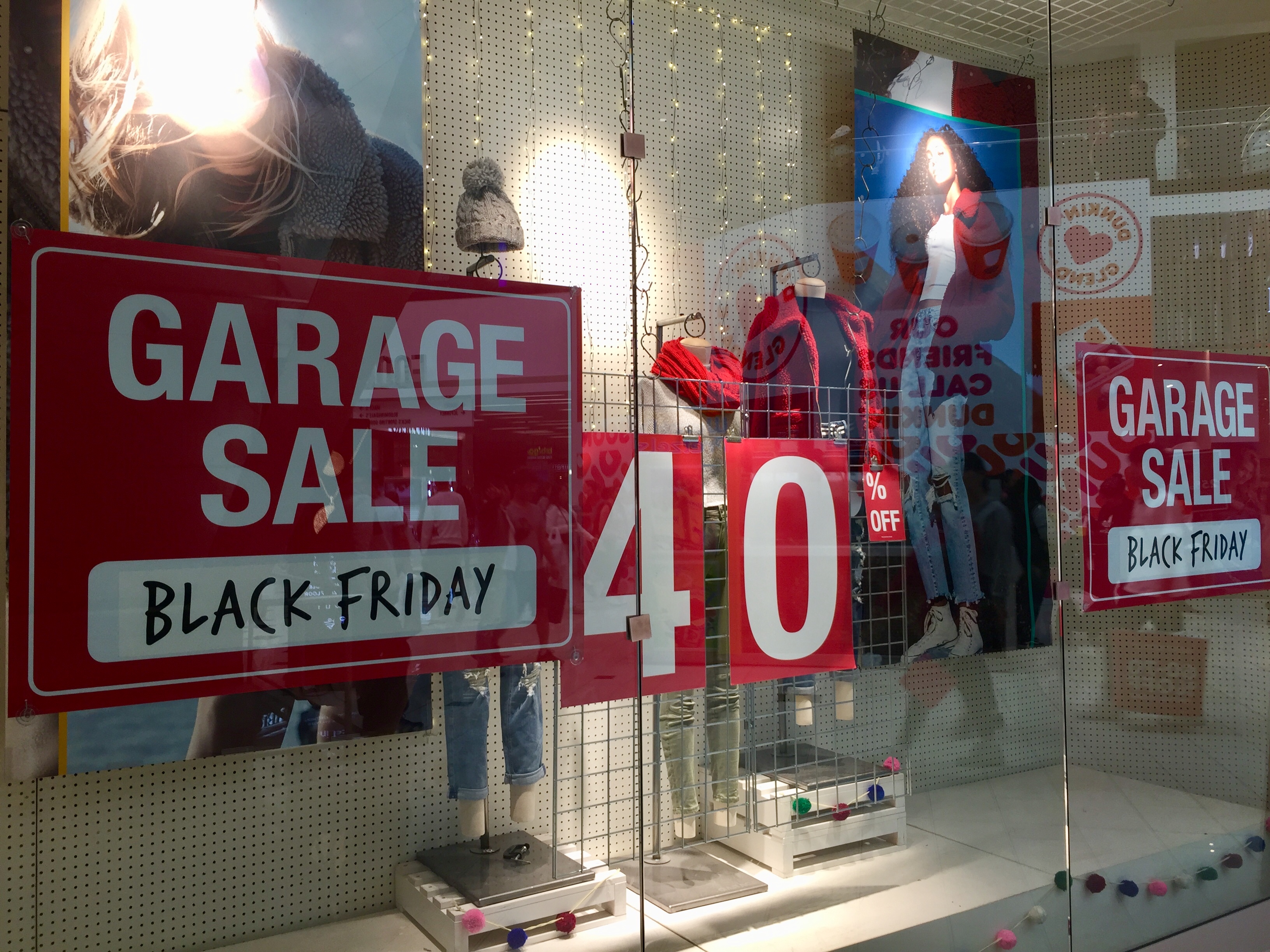 Los descuentos en las tiendas de Glendale Galleria andaba entre el 40 y 50%. (Araceli Martínez/La Opinión).
