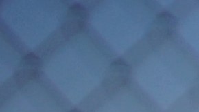 Un padre hondureño se encuentra en la caravana con su bebita de 3 meses de nacida. / fotos: Manuel Ocaño.