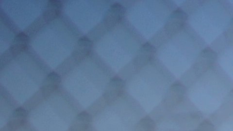 Un padre hondureño se encuentra en la caravana con su bebita de 3 meses de nacida. / fotos: Manuel Ocaño.