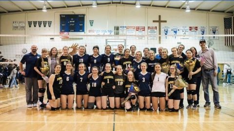 Equipo de voleibol femenino de Paradise, una de las zonas más afectadas por los incendios.