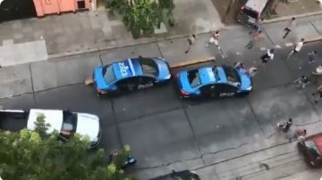 Hinchas del All Boys destrozaron patrullas y lesionaron a policías en Buenos Aires