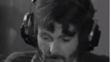 Deke Duncan emite un programa de radio solo para su esposa.