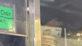 Uriarte tiene un "taco truck" y sirvió comida gratis a los afectados por el fuego.