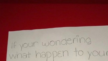 Un autobús le dañó su auto.