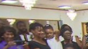 Reencuentro de mujer con la familia que la abandonó siendo una niña