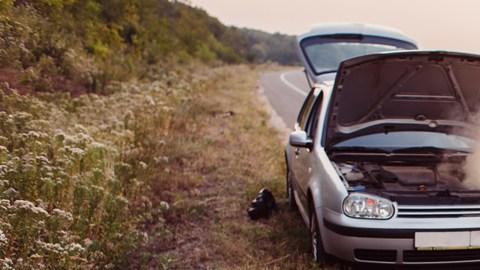 auto dañado en el camino