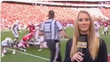 Laura Rutledge transmitía en vivo un duelo del fútbol americano colegial, cuando fue tacleada accidentalmente