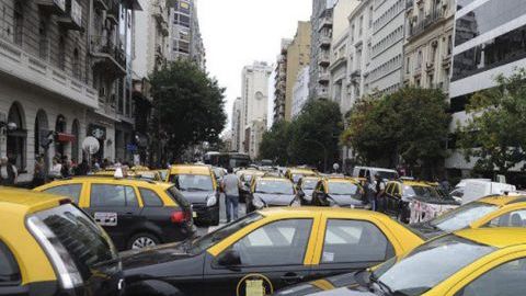 Decenas de taxis protestan frente a la AFA