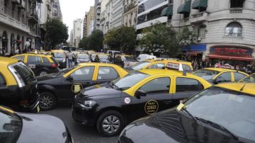 Decenas de taxis protestan frente a la AFA