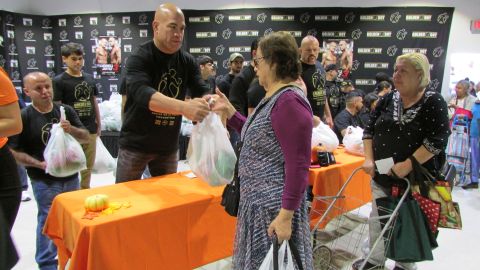 Tito Ortiz, campeón de peso pesado entregó pavos a familias de bajos ingresos a nombre de la Fundación Oscar De la Hoya. (Araceli Martínez/La Opinión).
