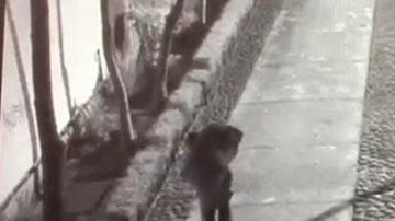 El sujeto carga el cadáver de la menor.