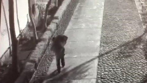 El sujeto carga el cadáver de la menor.