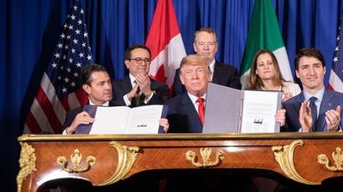 Firma del USMCA, el Presidente Donald J. Trump, el expresidente mexicano Enrique Peña Nieto y el primer ministro canadiense Justin Trudeau, 30 de noviembre de 2018 en Buenos Aires. (Official White House Photo by Shealah Craighead)