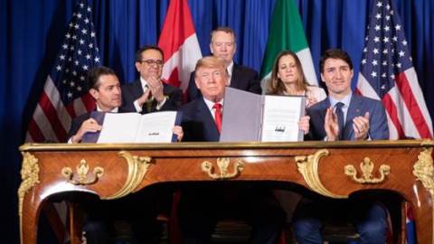 Firma del USMCA, el Presidente Donald J. Trump, el expresidente mexicano Enrique Peña Nieto y el primer ministro canadiense Justin Trudeau, 30 de noviembre de 2018 en Buenos Aires. (Official White House Photo by Shealah Craighead)