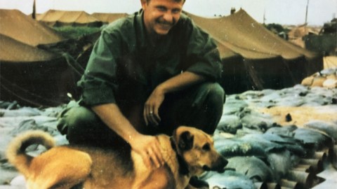 John Metzler sirvió como soldado en la guerra de Vietnam.