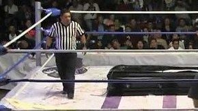 El luchador Ángel o Demonio en el momento de la agresión a El Cuervo.