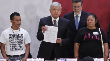 López Obrador firma decreto del caso Ayotzinapa.