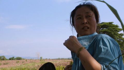La señora "B" fue vendida a un hombre chino y luego ella traficó mujeres.
