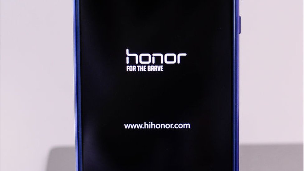 Honor на китайском. Honor бренд фото. Офис хонор в Китае. Эволюция бренда Honor. Обои на телефон бренд Хонер.