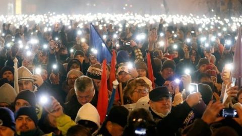 Miles de personas han salido a las calles de Budapest.