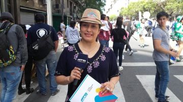 La locutora de radio Jeannette Nava Flores habla español y quechua.