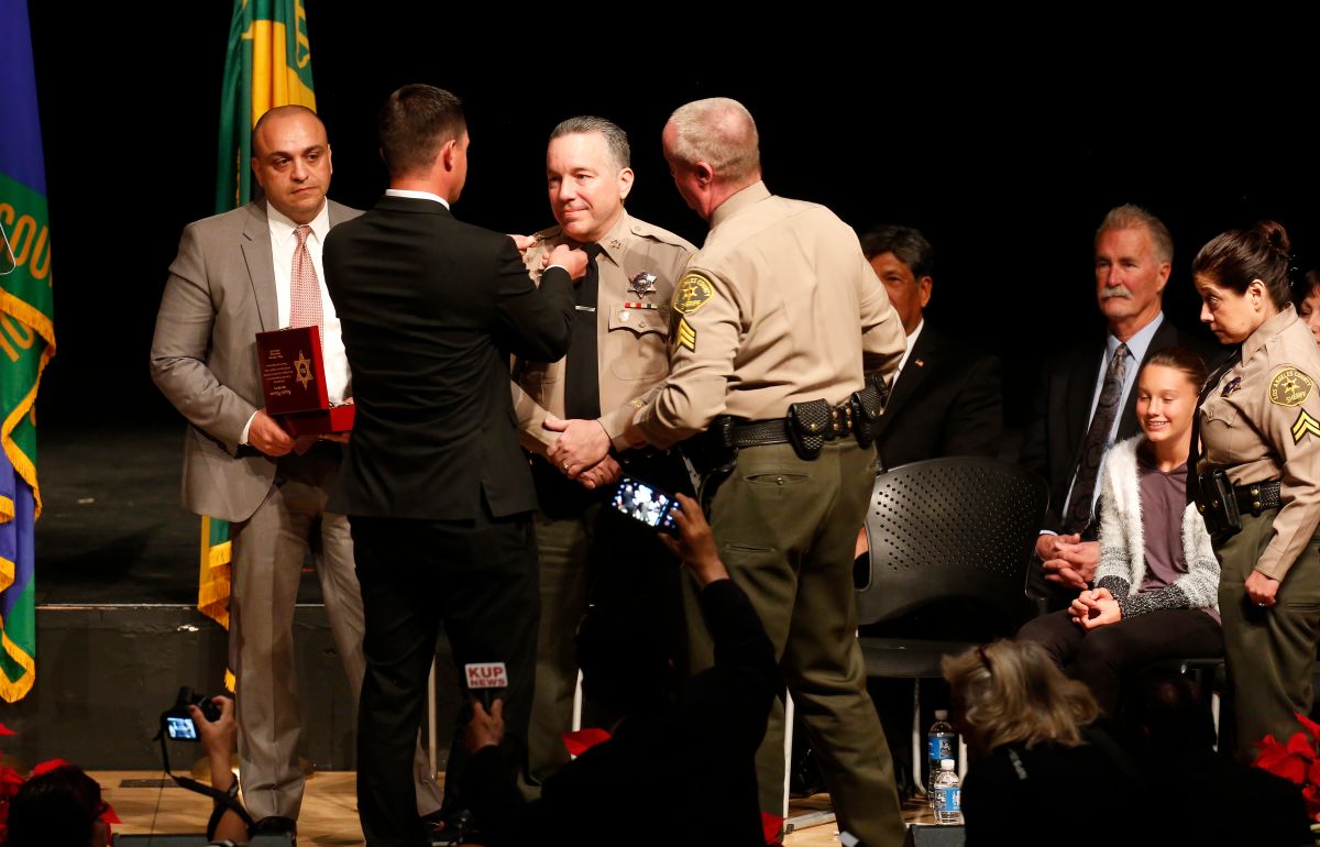 Caren Carl Mandoyan (izq.) estuvo presente en la juramentación de Alex Villanueva como sheriff del condado de Los Ángeles. (Archivo)