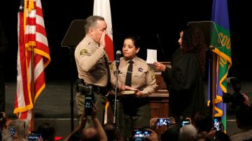 Alex Villanueva juramentó ayer como nuevo sheriff del condado de Los Ángeles, prometiendo trabajar de cerca con la comunidad inmigrante. (Aurelia Ventura/La Opinion)