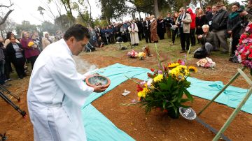 Un total de 1,467 personas que fallecieron en 2015 sin ser reclamados por familiares, fueron enterradas en el cementerio del condado de Los Ángeles. ( Aurelia Ventura/La Opinion)