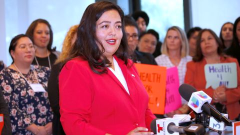 La asambleísta Wendy Carrillo está en favor de la indemnización a las víctimas por el programa.