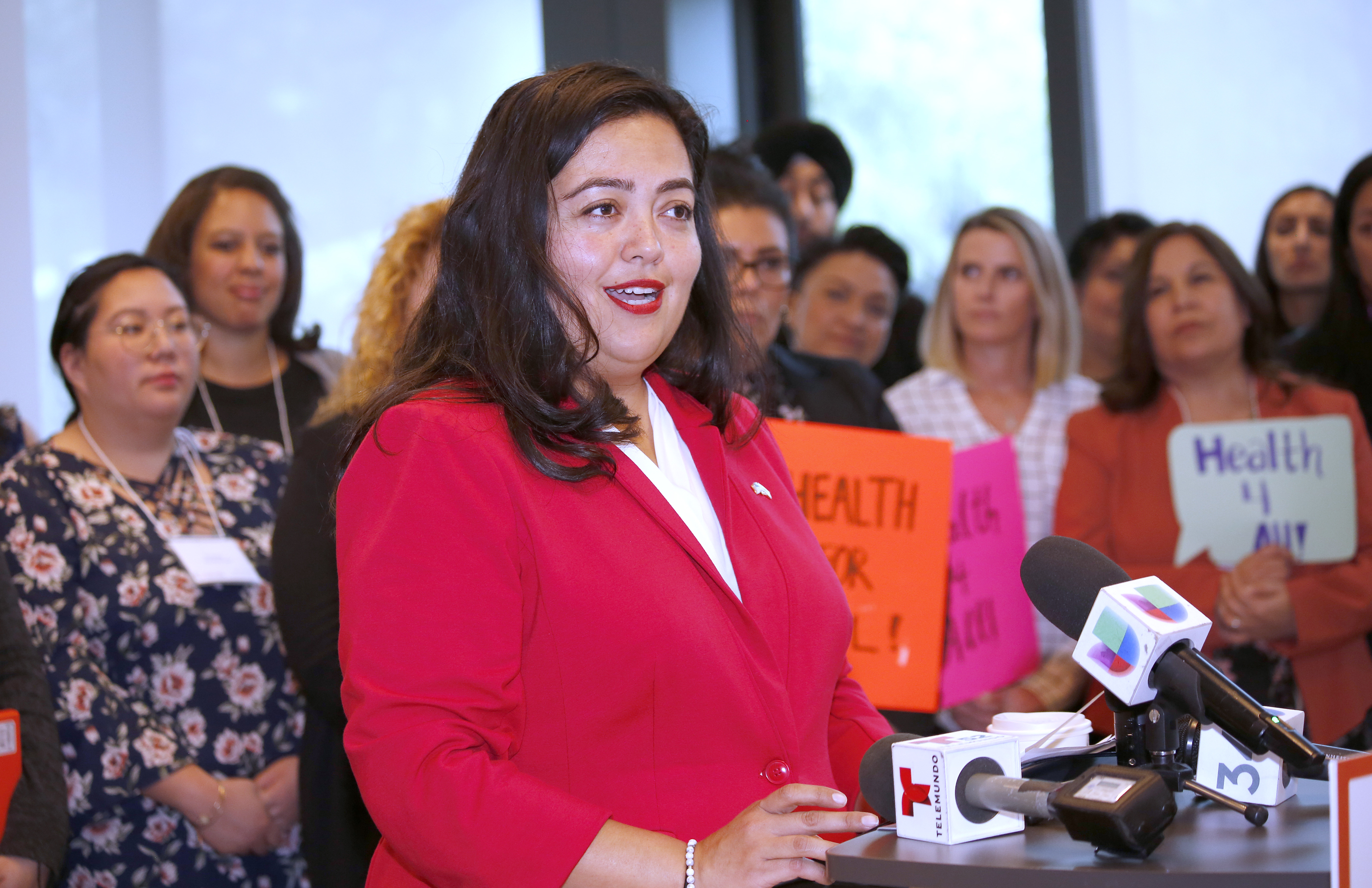 La asambleísta Wendy Carrillo está en favor de la indemnización a las víctimas por el programa.
