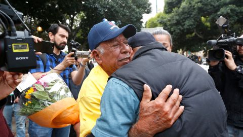 Decenas de familias se reencontraron ayer para la felicidad de padres e hijos. (Aurelia Ventura/La Opinion)