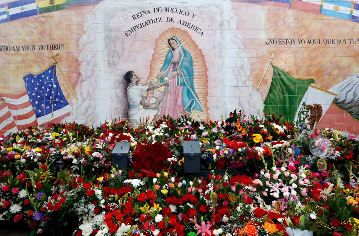 El mural de la Virgen Guadalupe flanqueado por las banderas de Estados Unidos y México. / Foto: Aurelia Ventura, La Opinión