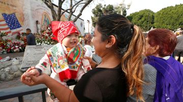 Nancy Garcia vistió a su pequeño Damián Ruvalcaba vestido como Juan Diego como una promesa que le hizo a la Virgen. / foto: Aurelia Ventura.