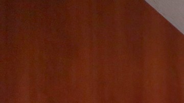 La pequeña Amina Acosta recibe contenta su regalo de Navidad. / foto: Aurelia Ventura.