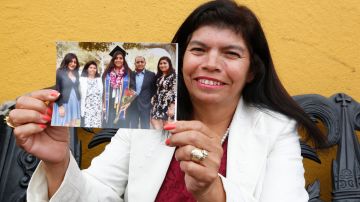 Maria Negrete  muestra orgullosa una foto de la graduación de una de sus hijas.