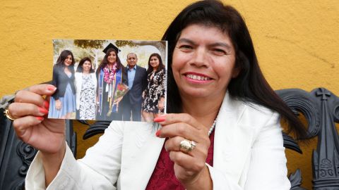 Maria Negrete muestra orgullosa una foto de la graduación de una de sus hijas.
