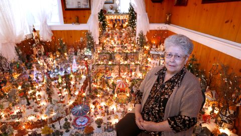 Enedina Amezquita frente al enorme nacimiento que crea en su casa cada Navidad. (Aurelia Ventura/ La Opinion)
