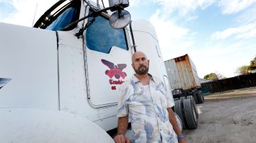 Jesús Maldonado junto a su camion. (Aurelia Ventura/ La Opinion)
